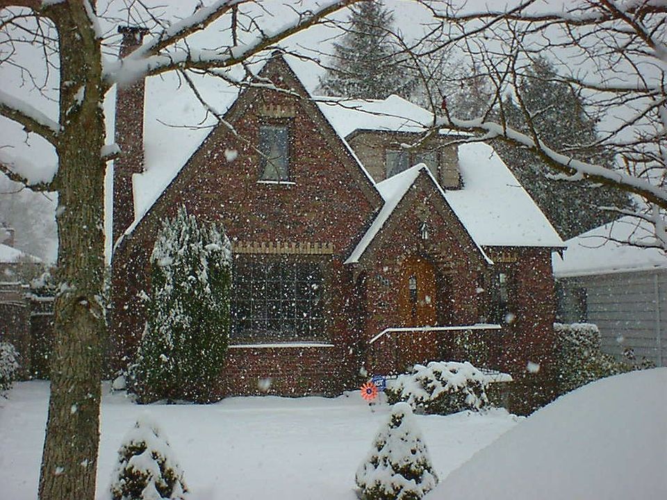 2nd image of 4323 NE 42nd St