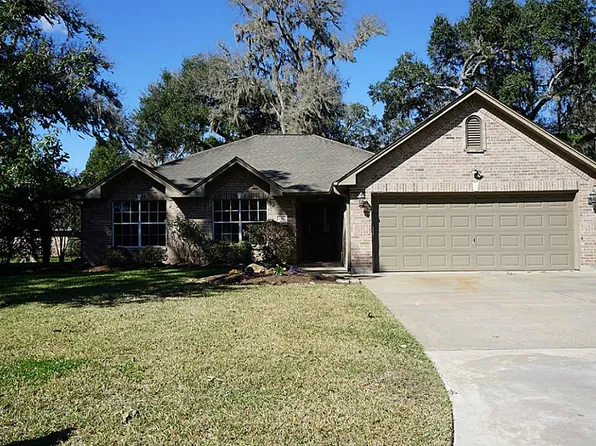 136 Pecan Valley Dr, West Columbia, TX 77486