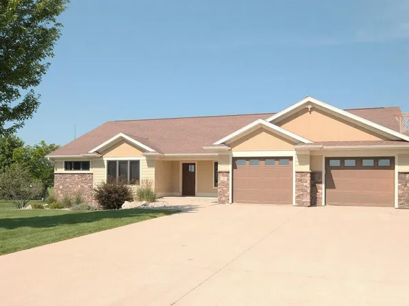999 Sunrise Trl, Sioux Center, IA 51250