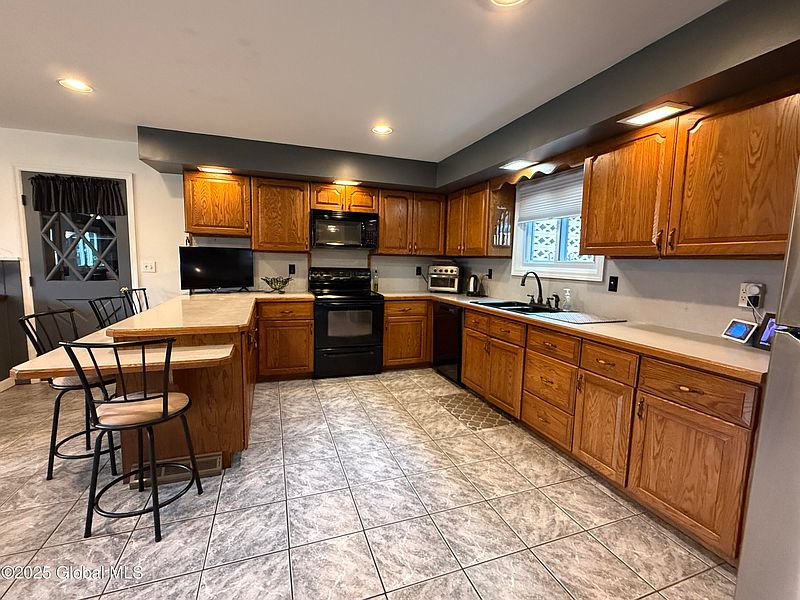 3rd image of 9 Thomas Avenue