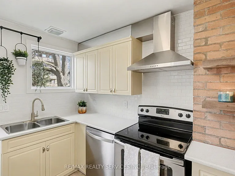 39 Fielden Ave — Photo 8