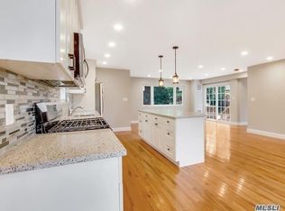 88 Raynor Rd, Ridge, NY 11961