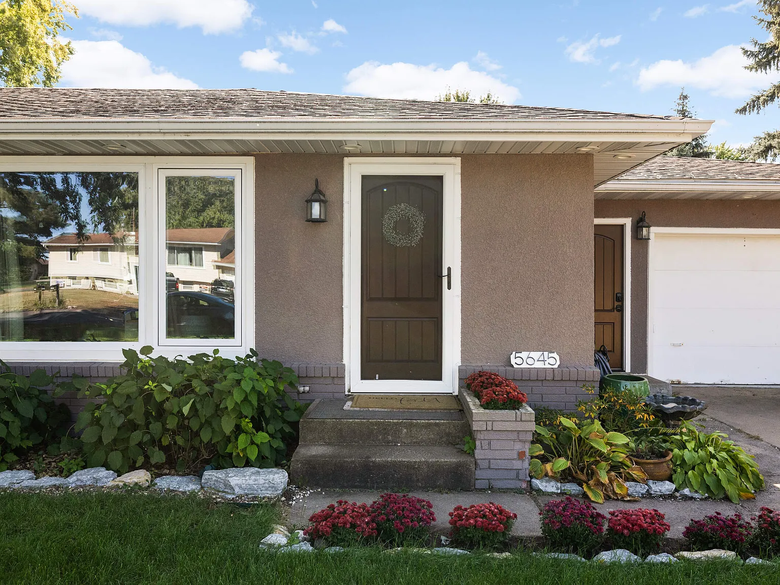 3 bed, 1040 sqft, $2,995 — Photo 3