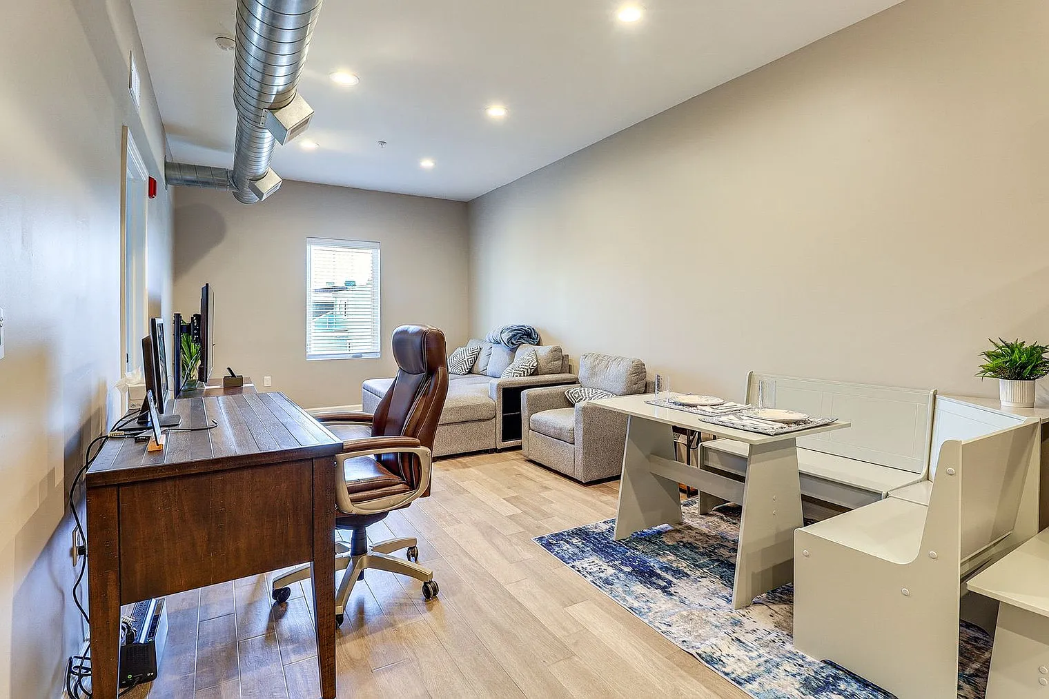 1 bed, 1.0 bath, 742 sqft, $2,483 — Photo 3