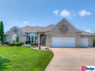 915 Killarney Dr, Papillion, NE 68046