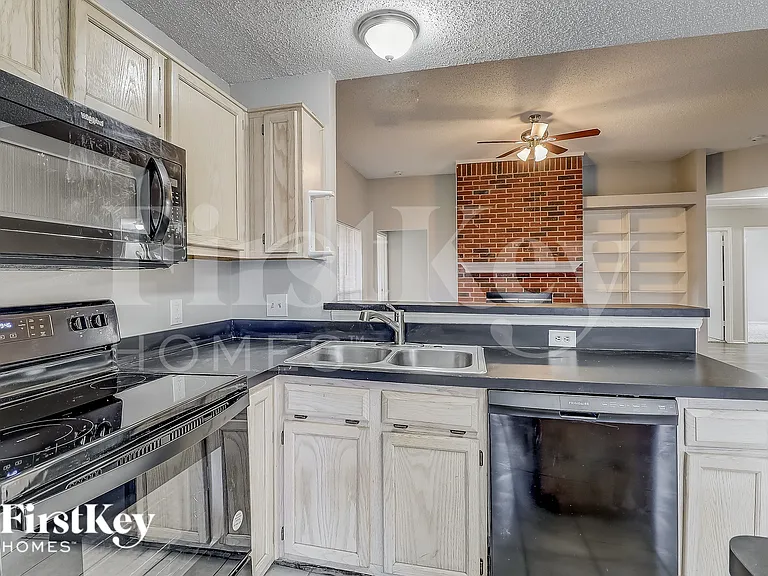 912 Winterbury Ct — Photo 6