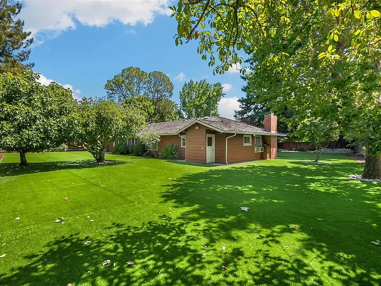 747 Northampton Dr — Photo 28