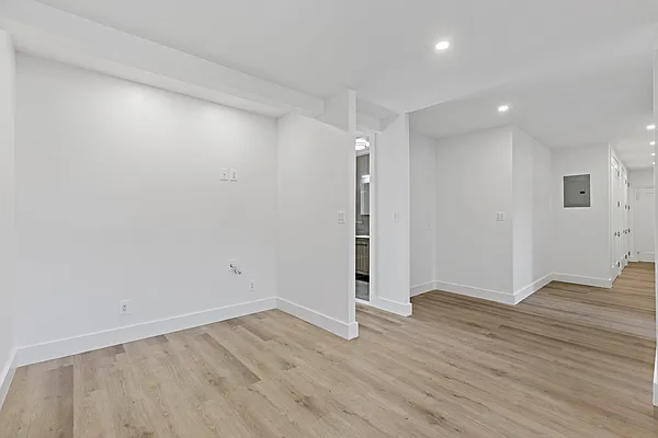 Rented by Thomas Lipovetsky, LREB | media 4