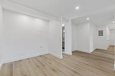 Rented by Thomas Lipovetsky, LREB