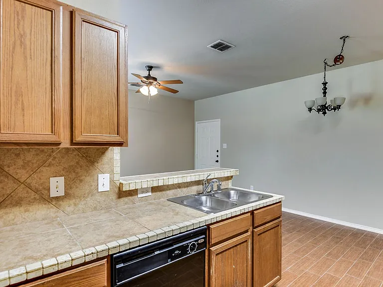 1443 Ravenwood Dr — Photo 8