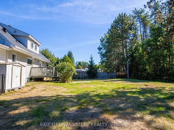 5th image of 23 Sprucedale Ave