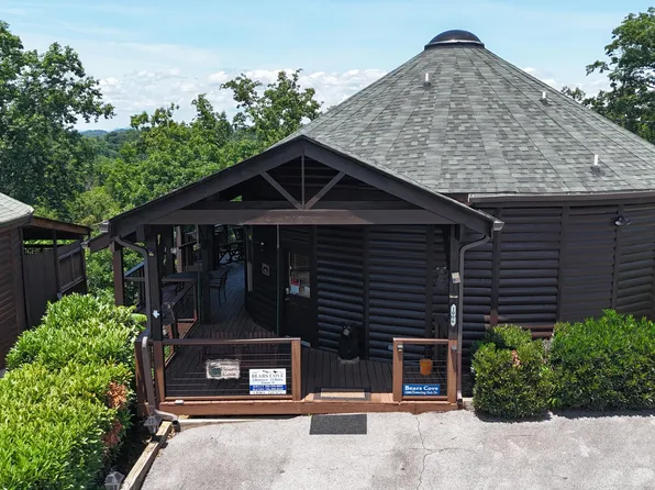 1086 Towering Oaks Dr, Sevierville, TN 37876
