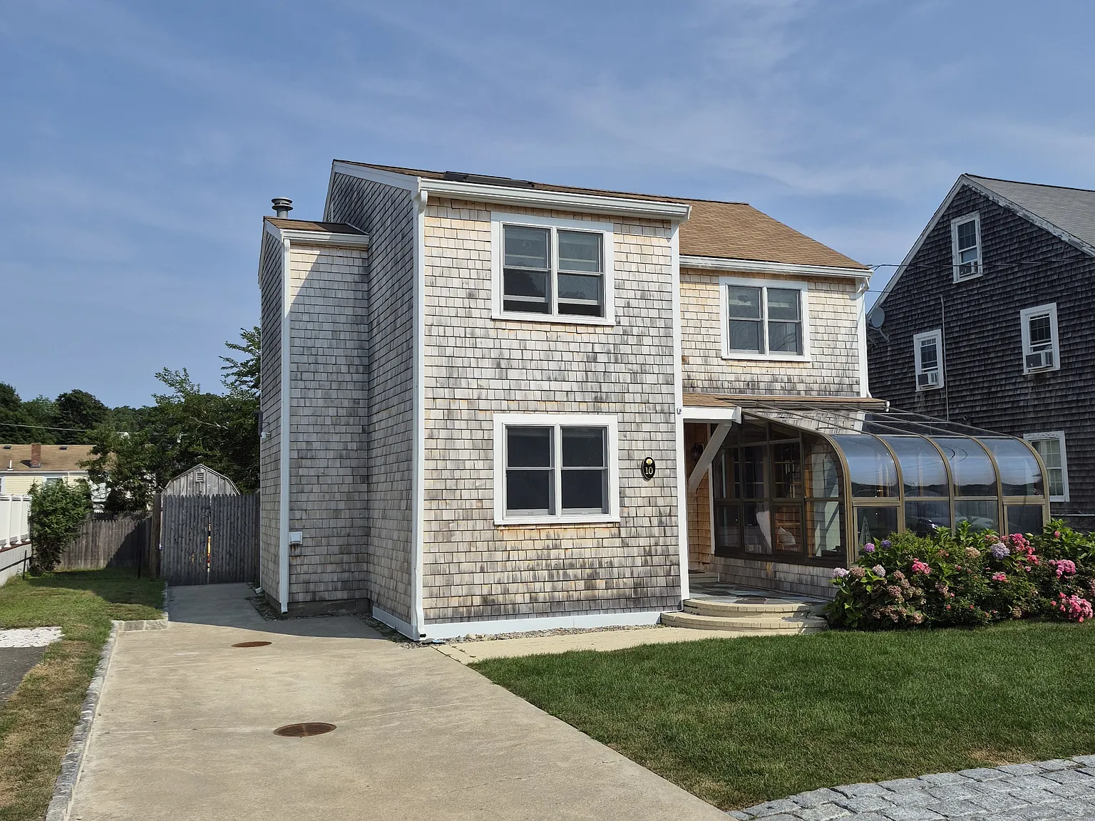4 bed, 2.5 bath, 2200 sqft, $3,200 — Photo 2