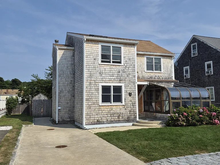10 Breakwater Ct — Photo 2