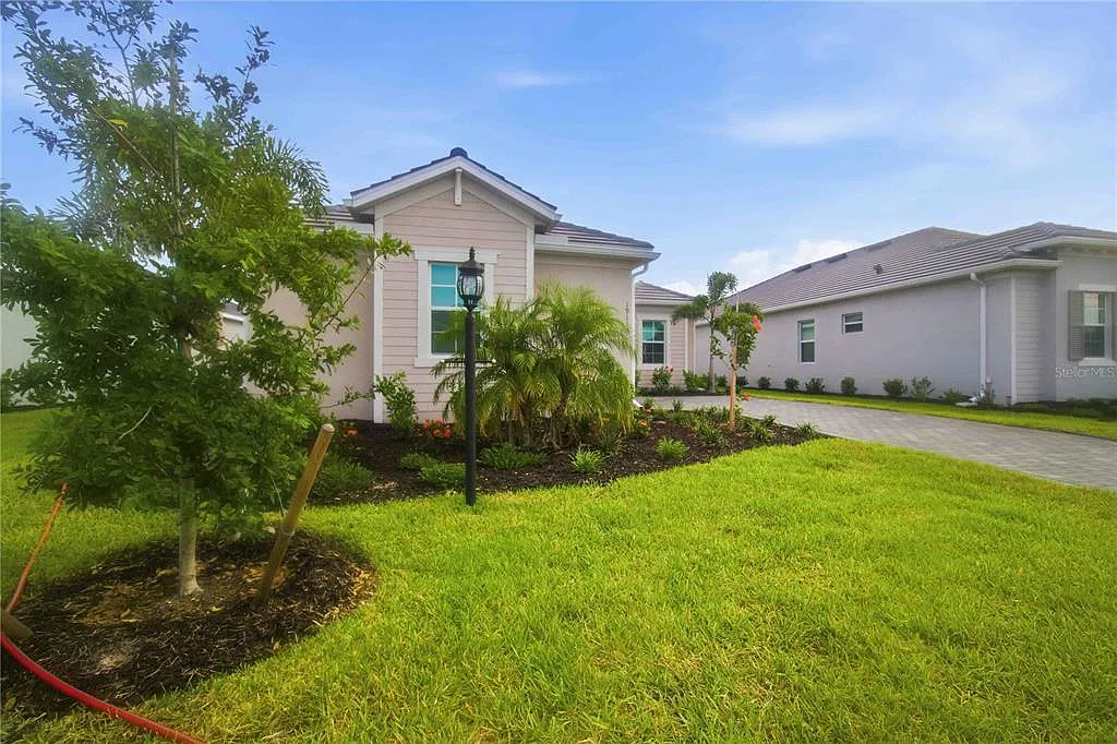 2 bed, 2.5 bath, 1850 sqft, $5,000 — Photo 1