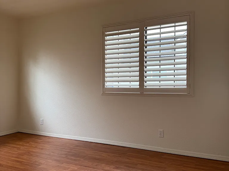 Guest Bedroom 13' 9" x 13' 6"