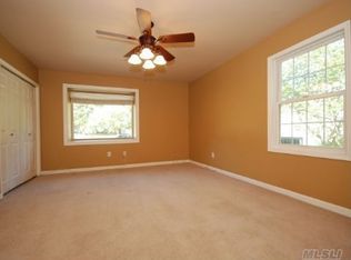 22 Hawkins Path, Coram, NY 11727