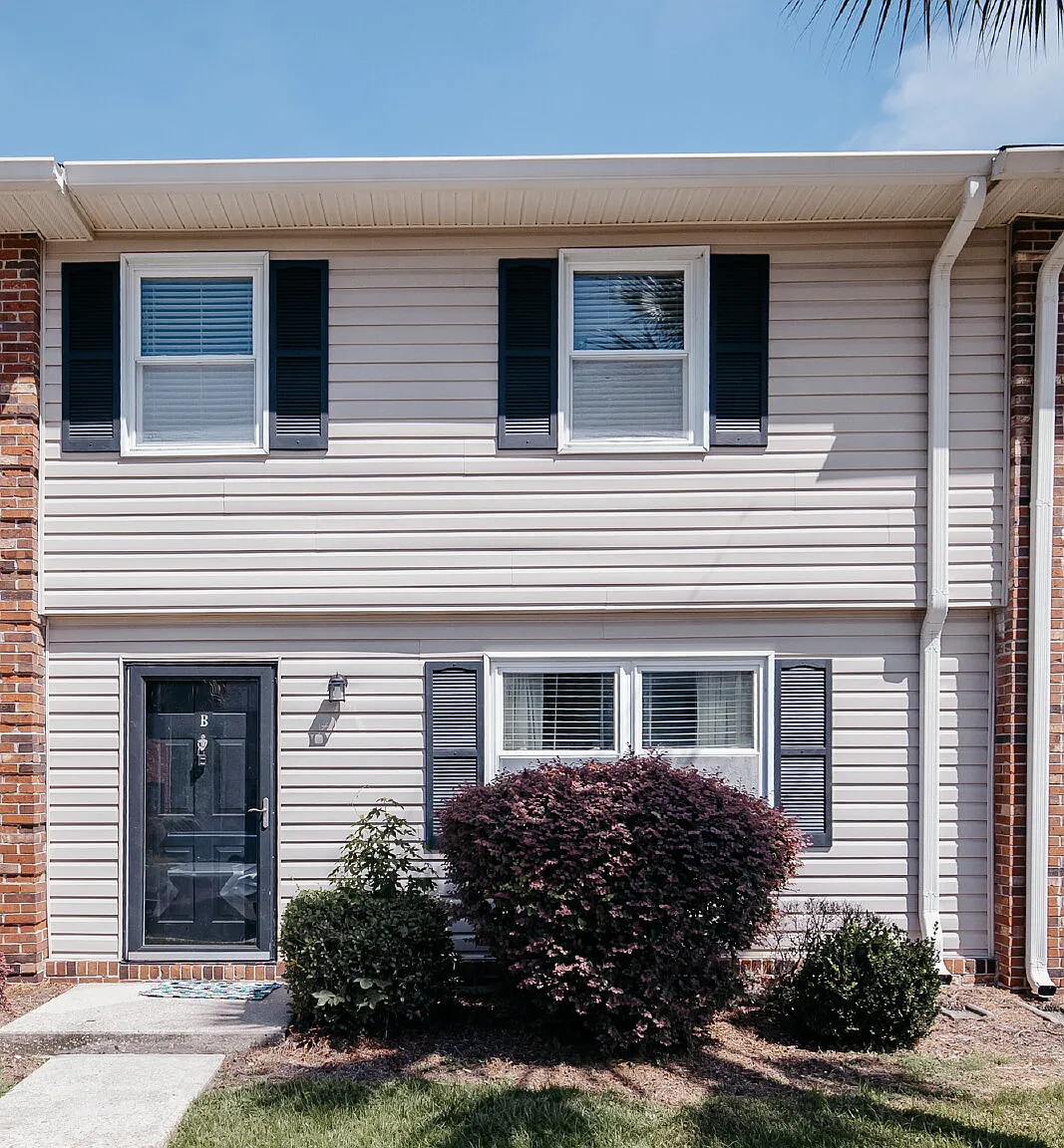 3 bed, 1.5 bath, 1106 sqft, $2,095 — Photo 2