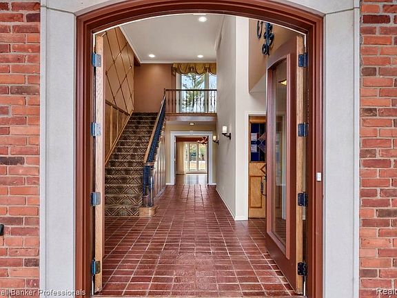 3rd image of 529 Lake Shore Rd