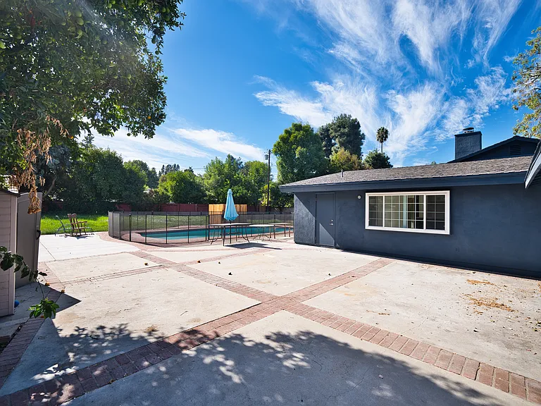 23220 Sylvan St — Photo 2