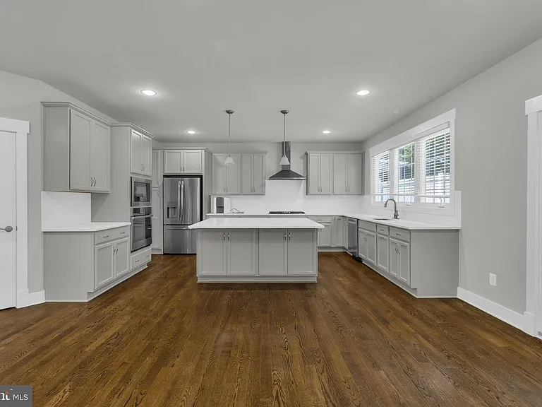 2233 N Underwood St — Photo 14