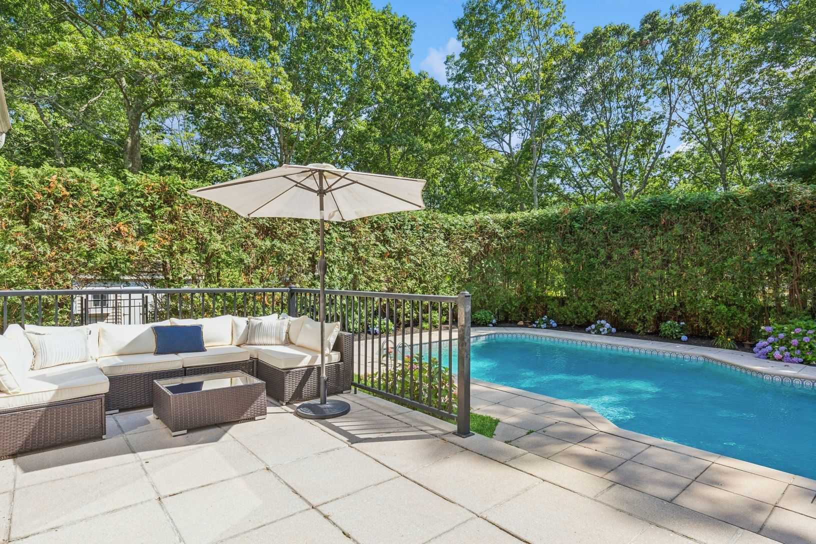  Sitting area Pool side