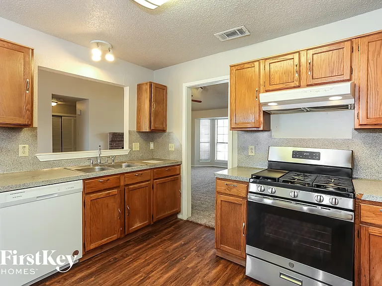 2321 Lakeshore Ln — Photo 6