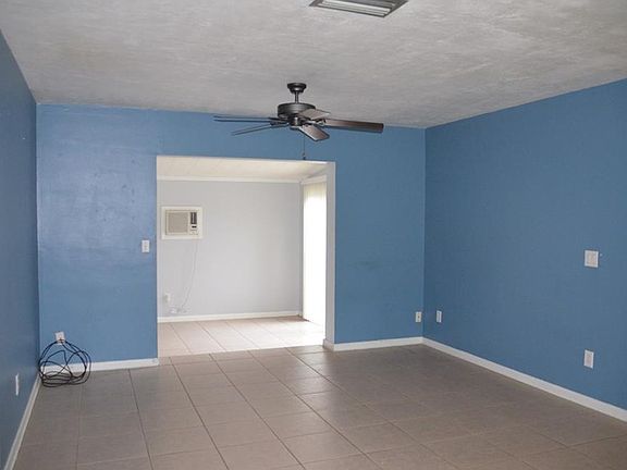 4th image of 926 Saxon Blvd #11