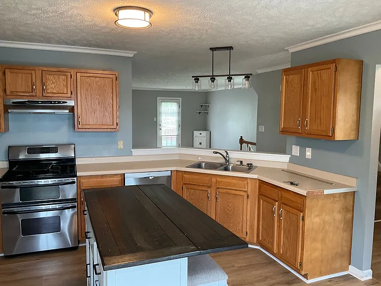 1049 Royal Dr — Photo 4