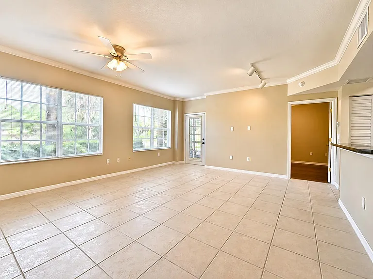 356 SE Rogers Ct — Photo 6