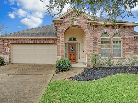 This DR Horton home offers many upgrades. Two car garage but interior offers 18 x 5 additional storage space.