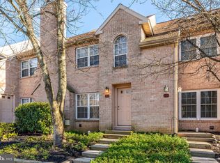 24 Rampart Dr, Chesterbrook, PA 19087