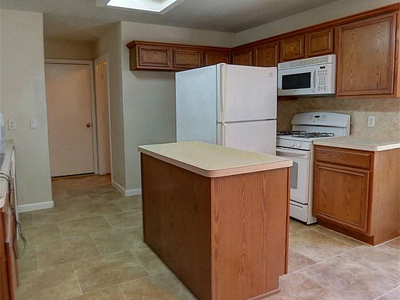 4th image of 11010 Creekline Green Ct