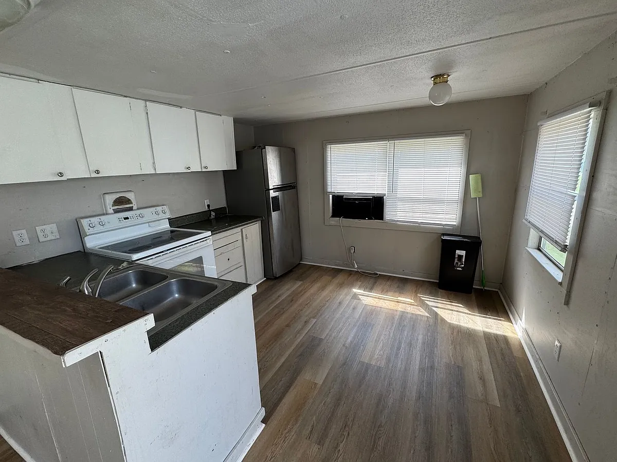 Photo 2 of 9 - 202 Irvin Ave NW #2 - Live Oak, FL Building Photo - 202 Irvin Ave NW #2