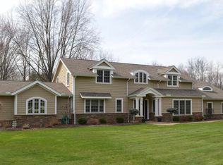 31 Daisy Ln, Chagrin Falls, OH 44022