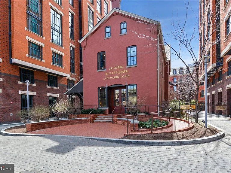 215 I St NE #103 — Photo 17