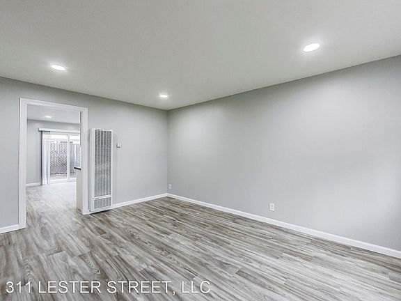 3rd image of 975 Elgin St #B
