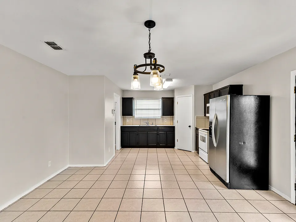 4416 Thunderbird Ave W
