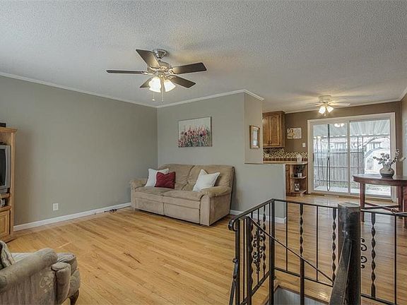 5th image of 425 NW Village Dr