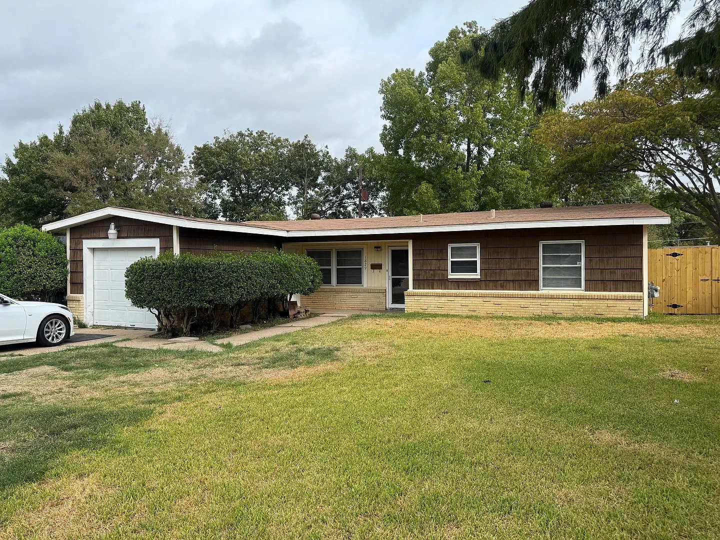1829 Joyce St, Arlington, TX 76010 — Photo 1