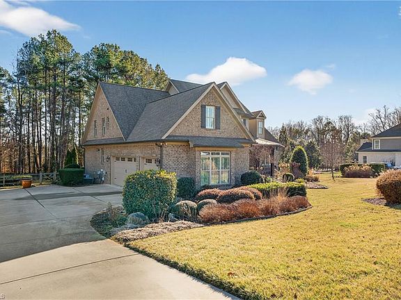 4th image of 1880 Woodstock Rd