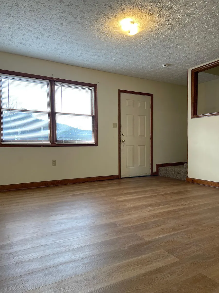 Building Photo - 105 Mayflower Rd #28