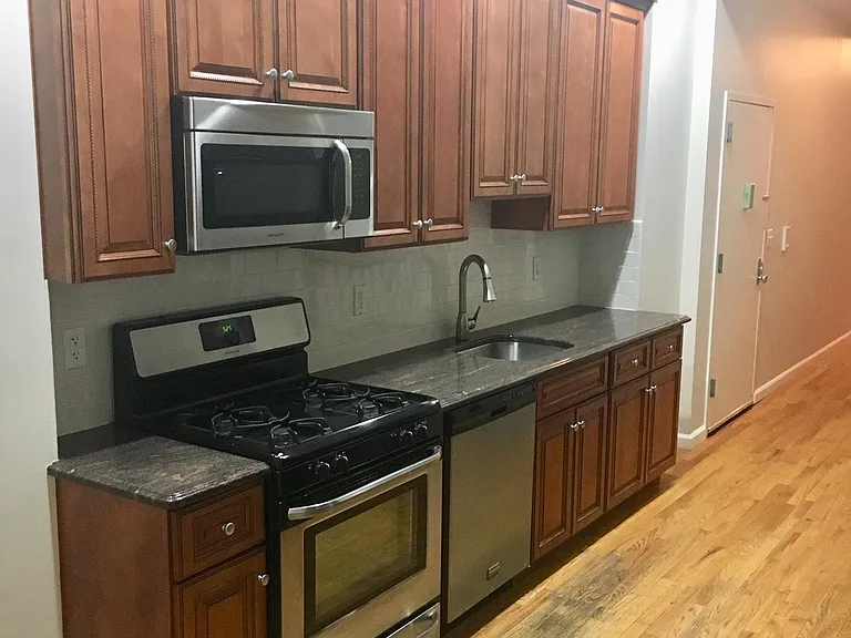 572 Jersey Ave #1R — Photo 8