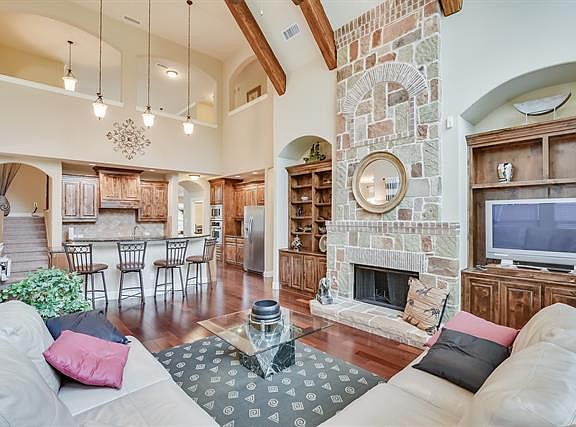 3rd image of 707 Waterlane Dr