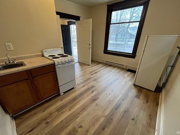 4th image of 2130 Broadway