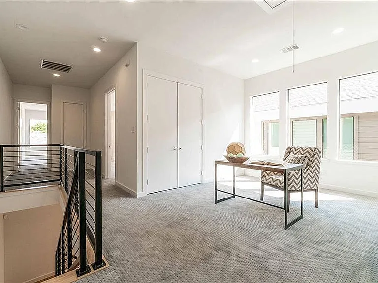 2333 Hondo Ave — Photo 8
