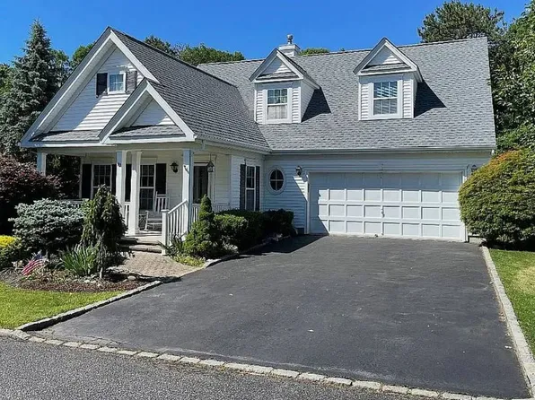 90 Golden Spruce Dr, Calverton, NY 11933