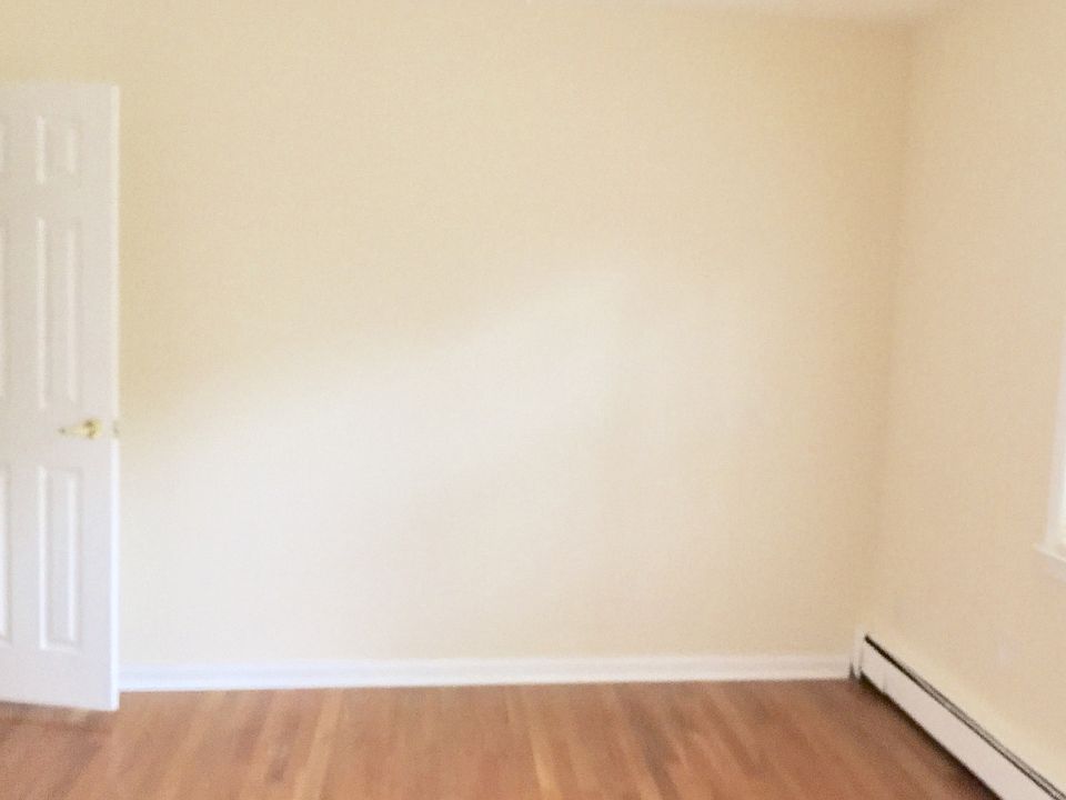 1st image of 484 Pennyfield Ave