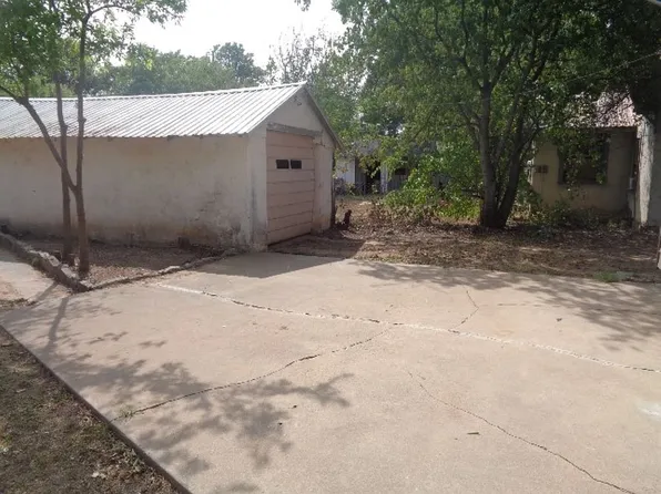 515 W McLain St, Seymour, TX 76380