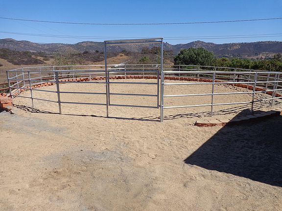 Round Pen in Turnout Area